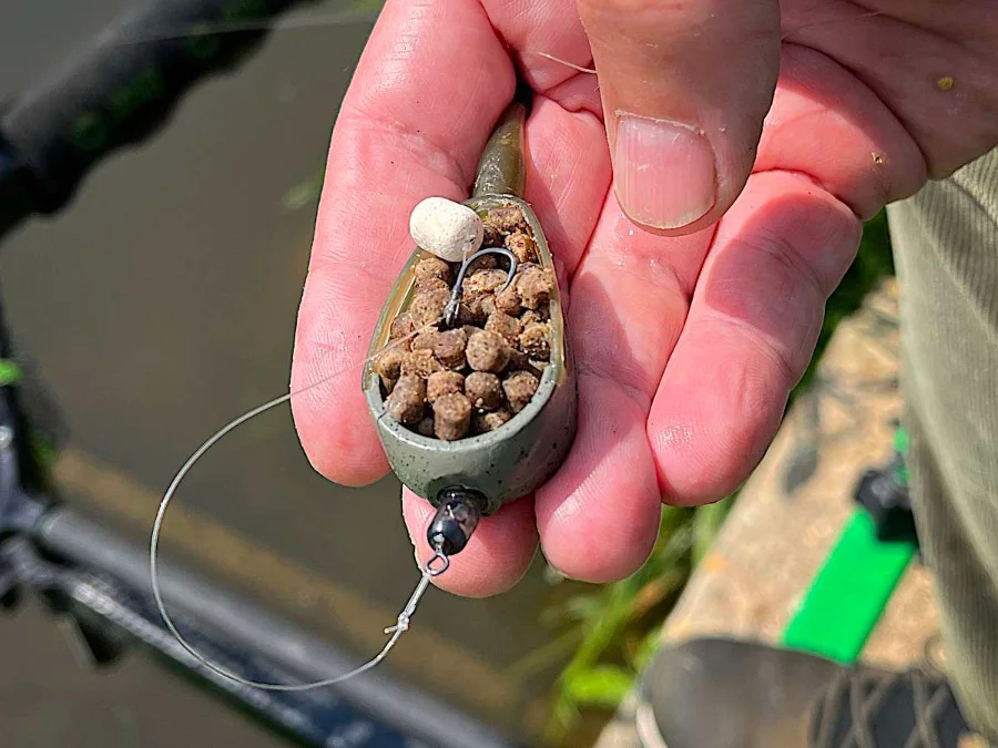 Montage method feeder