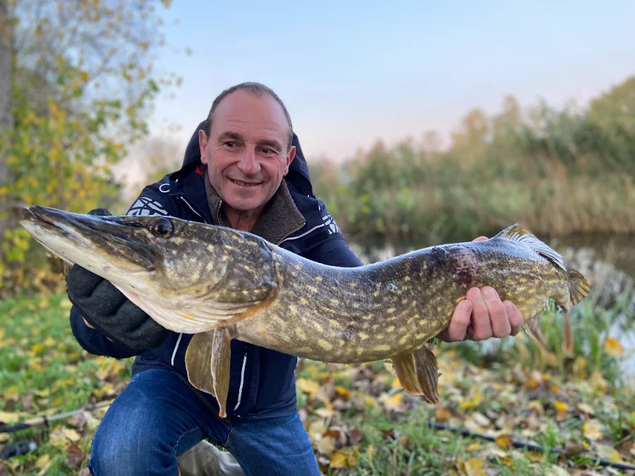 Un pêcheur aux leurres heureux